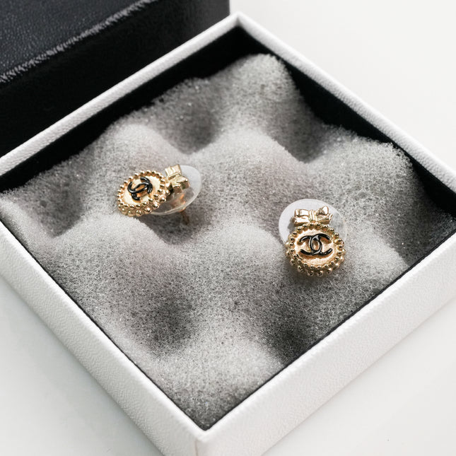 CC EARRINGS RIBBON GHW