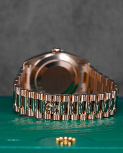 DAYDATE 40MM ROSEGOLD MOP DIAMOND BAGUETTE DIAL (2025)