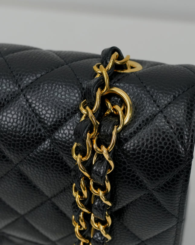 MEDIUM CLASSIC FLAP BLACK CAVIAR GOLDHARDWARE