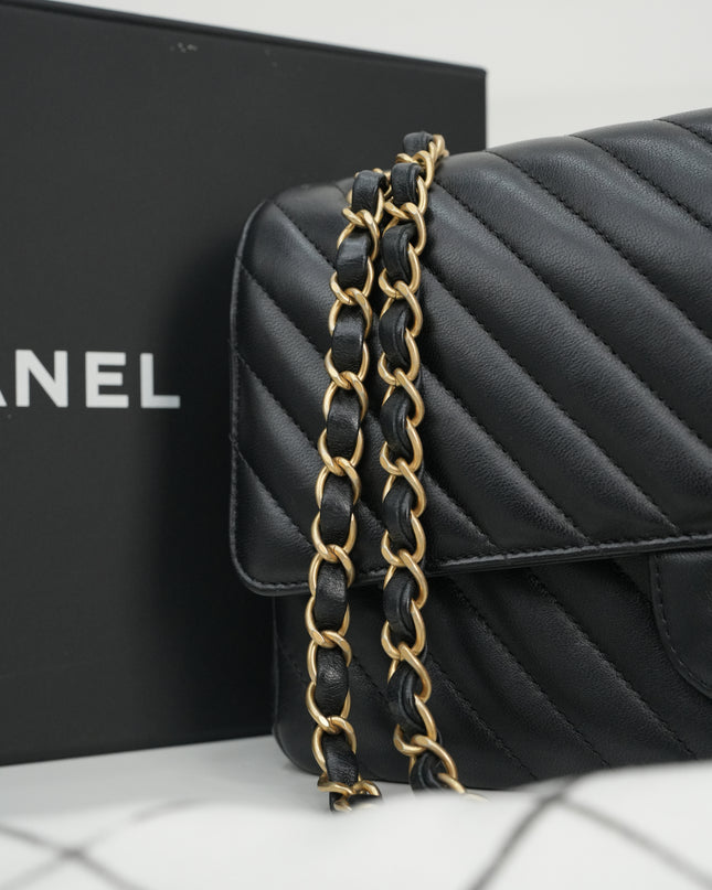 CLASSIC DOUBLE FLAP MEDIUM CHEVRON LAMBSKIN (MATTE) GHW BLACK