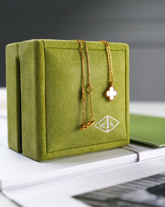 SWEET ALHAMBRA NECKLACE 18K GOLD MOTHER OF PEARL
